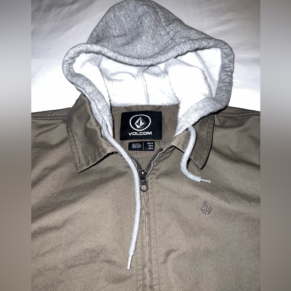 VOLCOM Cargo Jacket with Hood NWOT Pockets and Great Quality Brand New